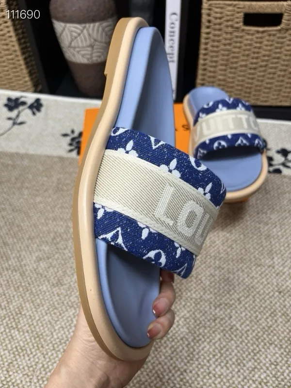 P320💰[New model] Long-term availability, 2025 new model, couple model [LOUlS VUlTTON] comes with drawer box, bag, card, invoice "Louis Vuitton ~ unique modern sandals. 》LV counter purchasing 🏃Men's and women's casual slippers, sold at the same time at the counter, the original old flower material upper is soft and comfortable, (refuses to discolor and rub the feet) sole: original factory special combination original sole, code number: 35--46 4 multiple colors 🉑️ to choose from